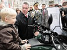 Bundespräsident Fischer informierte sich ebenso wie die ganz Jungen. (Bild öffnet sich in einem neuen Fenster)