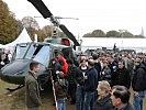 Die Hubschrauberbesatzung erklärte ihren AB-212 Hubschrauber. (Bild öffnet sich in einem neuen Fenster)