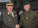Entacher, l., dankt Militärkommandant Schmidseder für die Veranstaltung.