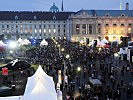 Bis zum Ende der Veranstaltung tummmelten sich Besucher am Heldenplatz. (Bild öffnet sich in einem neuen Fenster)