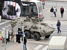 Ein Mannschafts-transportpanzer "Pandur" beim Abbiegen zum Heldentor. (Bild öffnet sich in einem neuen Fenster)