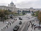 Die Panzerkolonne beim Anmarsch auf den Heldenplatz. (Bild öffnet sich in einem neuen Fenster)