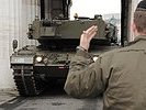 Millimeterarbeit war für Panzerfahrer und die Einweiser gefragt. (Bild öffnet sich in einem neuen Fenster)