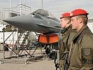 Der Eurofighter wird streng bewacht. (Bild öffnet sich in einem neuen Fenster)