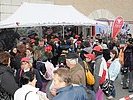 Der Infostand beim Heldentor wird von den Schülern gestürmt. (Bild öffnet sich in einem neuen Fenster)