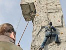 Am Kletterturm der Gebirgssoldaten konnte man seine Grenzen ausloten. (Bild öffnet sich in einem neuen Fenster)