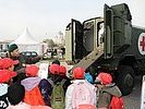 Informationsoffizier Johannes Watscher mit einer Klasse beim San-"Dingo" 2. (Bild öffnet sich in einem neuen Fenster)