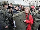 Soldat Maisser lässt die Schüler sein Gepäck hochheben. (Bild öffnet sich in einem neuen Fenster)