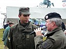 Moderator K.H. Buchegger interviewt Stationskommandant Leutnant Ottacher. (Bild öffnet sich in einem neuen Fenster)