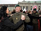 Auch Wiens Militärkommandant Brigadier Schmidseder tanzte mit. (Bild öffnet sich in einem neuen Fenster)