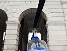 ...wird auf seinen Platz vor das äußere Burgtor geschoben. (Bild öffnet sich in einem neuen Fenster)