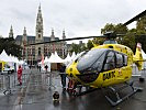 High-Tech am Rathausplatz - der ÖAMTC-Notarzthubschrauber. (Bild öffnet sich in einem neuen Fenster)