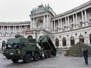 Das gepanzerte Hakenladesystem des Bundesheeres vor der Hofburg. (Bild öffnet sich in einem neuen Fenster)