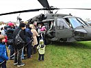 Schlangestehen beim S-70 "Black Hawk". (Bild öffnet sich in einem neuen Fenster)