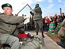 Vorführung: Soldaten bergen einen Kameraden. (Bild öffnet sich in einem neuen Fenster)