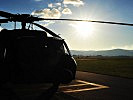 Ein S-70 "Black Hawk" steht zum Abflug bereit. (Bild öffnet sich in einem neuen Fenster)