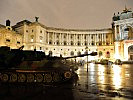 Die Nationalbibliothek als stimmungsvolle Kulisse für die Panzerhaubitze. (Bild öffnet sich in einem neuen Fenster)
