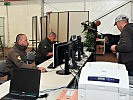 Die Zelte, wie hier bei der Luftraumüberwachung, werden eingerichtet. (Bild öffnet sich in einem neuen Fenster)
