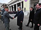 Brigadier Schmidseder begrüßt Bundeskanzler Faymann. (Bild öffnet sich in einem neuen Fenster)