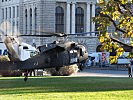 Die Helikopter, wie hier der S-70, werden genauestens eingewiesen. (Bild öffnet sich in einem neuen Fenster)