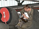 Startvorbereitungen: Kontrolle des Triebwerkes im Hangar in Langenlebarn. (Bild öffnet sich in einem neuen Fenster)