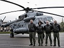 Die Crew der "MilMi 171" aus Kroatien vor ihrem Helikopter. (Bild öffnet sich in einem neuen Fenster)