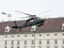 Einer der beiden "Black Hawks" schwebt auf seinen Aufstellungsplatz. (Bild öffnet sich in einem neuen Fenster)