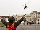 Punktgenau werden die Hubschrauber am Heldenplatz eingewiesen. (Bild öffnet sich in einem neuen Fenster)