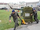 Die Soldaten sind mit vollem Eifer beim Aufbau der Stationen dabei. (Bild öffnet sich in einem neuen Fenster)