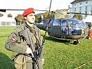 Gardesoldaten übernehmen die Bewachung der Hubschrauber am Heldenplatz. (Bild öffnet sich in einem neuen Fenster)