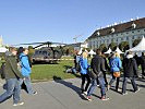 Die ersten Gruppen bestaunen bereits die Heeresgeräte. (Bild öffnet sich in einem neuen Fenster)