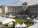 Vor der Nationalbibliothek wächst die Zeltstadt für die Leistungsschau. (Bild öffnet sich in einem neuen Fenster)