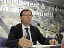 Verteidigungsminister Darabos informiert die Journalisten am Heldenplatz.