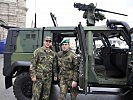 Stolz präsentieren tschechische Soldaten ihr Fahrzeug. (Bild öffnet sich in einem neuen Fenster)