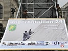 Am Kletterturm wird ein Transparent von Soldaten aus Lienz angebracht. (Bild öffnet sich in einem neuen Fenster)