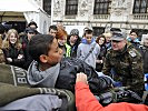 Die Sanitätstrage der deutschen Bundeswehr ist bequem. (Bild öffnet sich in einem neuen Fenster)