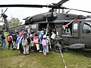 Schülerinnen und Schüler begutachten einen S-70 "Black Hawk". (Bild öffnet sich in einem neuen Fenster)