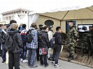 Die irischen Soldaten präsentieren ihr Einsatzspektrum. (Bild öffnet sich in einem neuen Fenster)