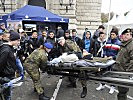 Deutsche Soldaten zeigen den Schülern eine Bergung von Verletzten. (Bild öffnet sich in einem neuen Fenster)