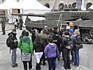 Anziehungspunkt: Eine Schulklasse vor dem "Leopard". (Bild öffnet sich in einem neuen Fenster)