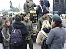 Auch Zöglinge des Militärrealgymnasiums betreuen die Besucher. (Bild öffnet sich in einem neuen Fenster)