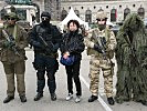 Begehrtes Fotomotiv: Soldaten mit ihren Spezialausrüstungen. (Bild öffnet sich in einem neuen Fenster)
