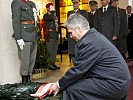 Bundeskanzler Werner Faymann legt einen Kranz nieder. (Bild öffnet sich in einem neuen Fenster)