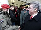 "Shakehands" mit dem Oberbefehlshaber des Bundesheeres. (Bild öffnet sich in einem neuen Fenster)