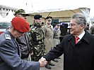 Bundespräsident Fischer begrüßt die ausländischen Soldaten. (Bild öffnet sich in einem neuen Fenster)