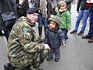 Der kleine Junge durfte den Helm eines irischen Soldaten probieren. (Bild öffnet sich in einem neuen Fenster)