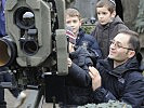 Die Panzerabwehrlenkwaffe wird genauestens begutachtet. (Bild öffnet sich in einem neuen Fenster)