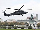 Ein "Black Hawk" kurz vor dem Aufsetzen. (Bild öffnet sich in einem neuen Fenster)