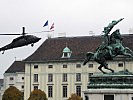 Ein "Black Hawk" im Anflug auf den Heldenplatz. (Bild öffnet sich in einem neuen Fenster)
