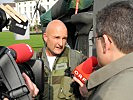 Medienvertreter beim Interview mit Pilot Oberstleutnant Santner. (Bild öffnet sich in einem neuen Fenster)